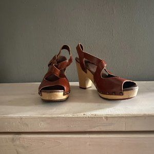 Heeled platform clogs